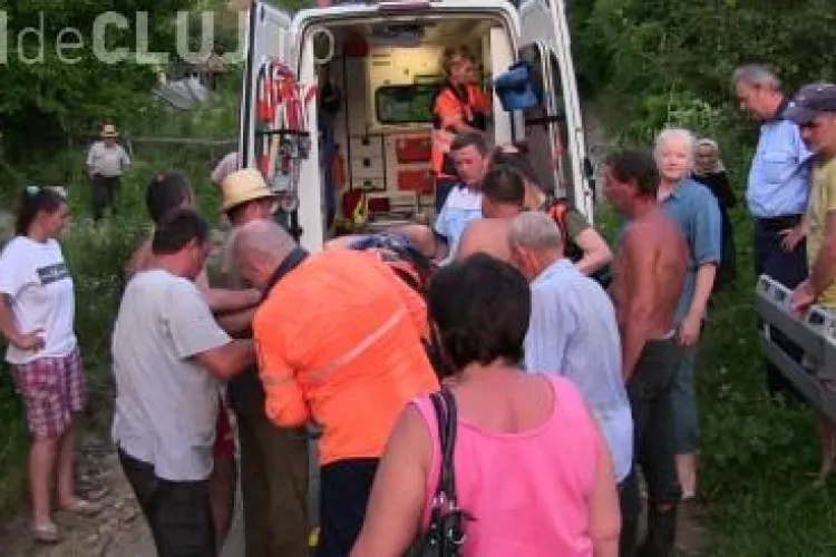 Un clujean a fost strivit de propriul tractor. Roțile i-au trecut peste picioare VIDEO