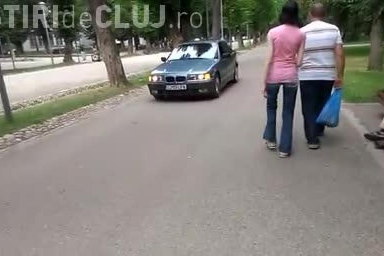 Cu BMW-ul la plimbare prin Parcul Central din Cluj: Fiecare cu ce poate VIDEO