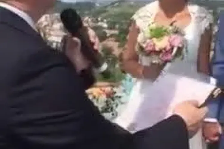 Moment EXTRAORDINAR la Cluj. Emil Boc a oficiat nunta unor tineri curajoși la 50 metri înălțime VIDEO
