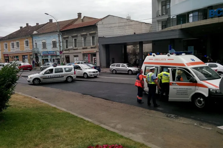 Biciclistă accidentată în centrul Clujului. I-a rămas roata blocată între șinele de tramvai FOTO