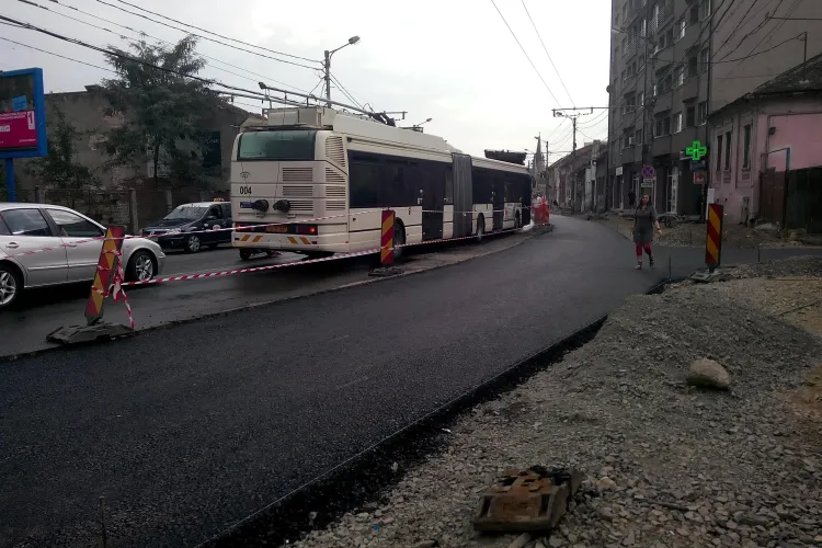 Mijloacele de transport în comun în blocate la Fabrica de Bere, din cauza unui troleibuz care s-a stricat în mijlocul străzii FOTO