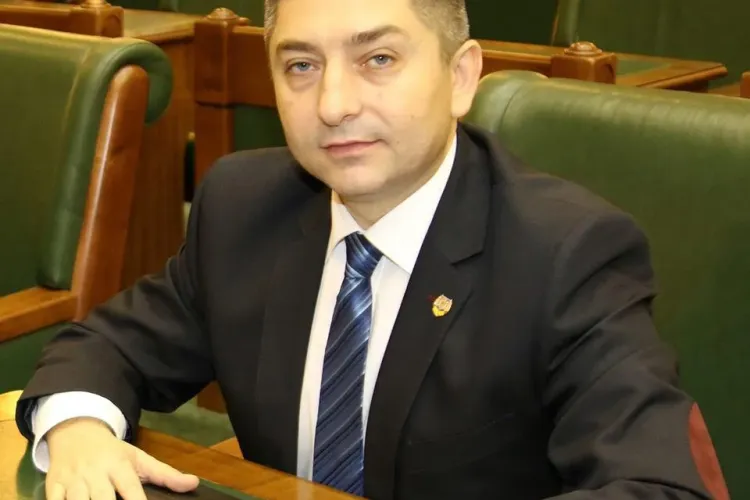 Alin Tișe revine pe scenă cu mesaje criptate: ”cretini proxeneţi interlopi”, ”bişniţari cerşetori”