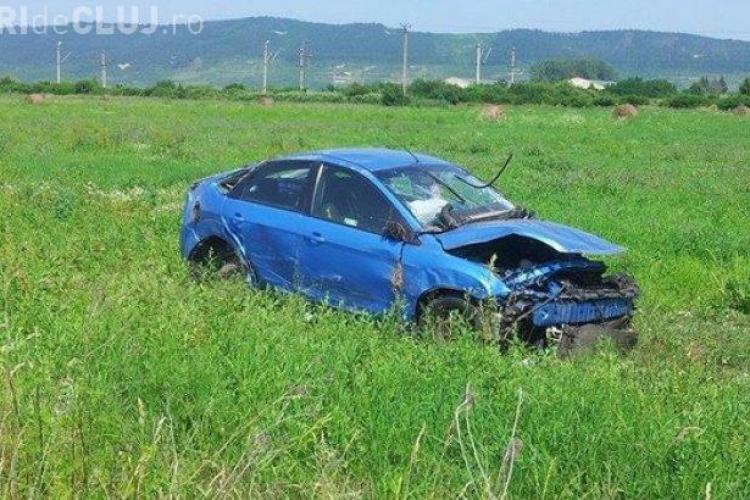 Accident spectaculos la Cluj! S-a răsturnat cu mașina pe câmp
