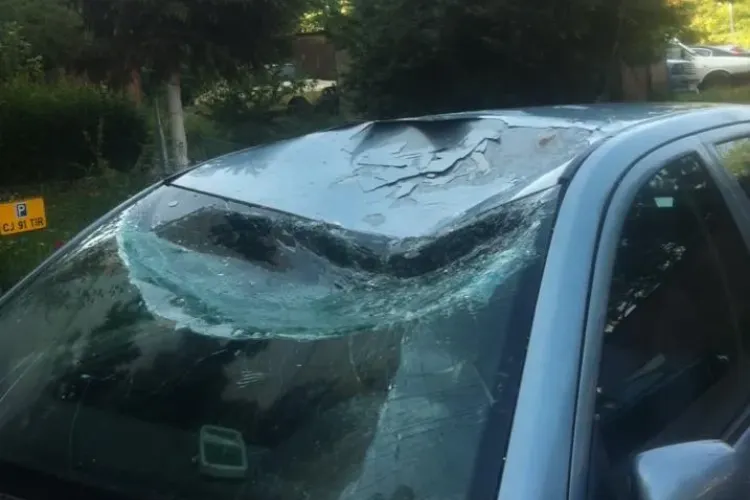 Mașina unei clujence a fost distrusă de un pepene aruncat de la etaj - FOTO