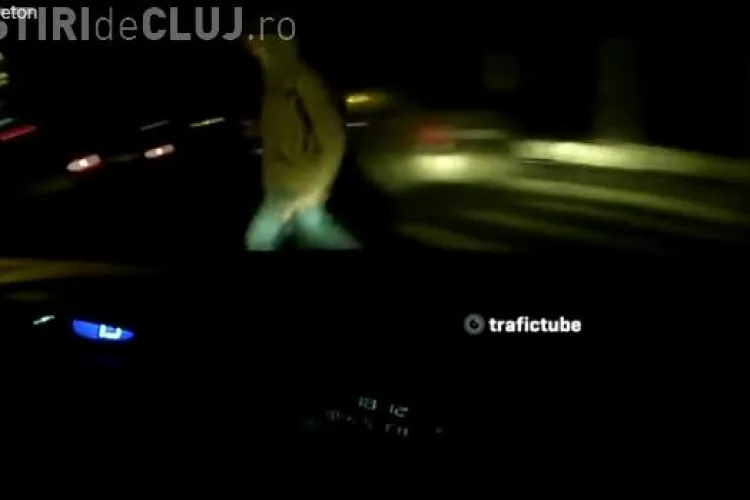 Accident la Cluj filmat LIVE! A lovit un pieton pe trecerea de pietoni. Cât de necesară ar fi iluminarea? - VIDEO