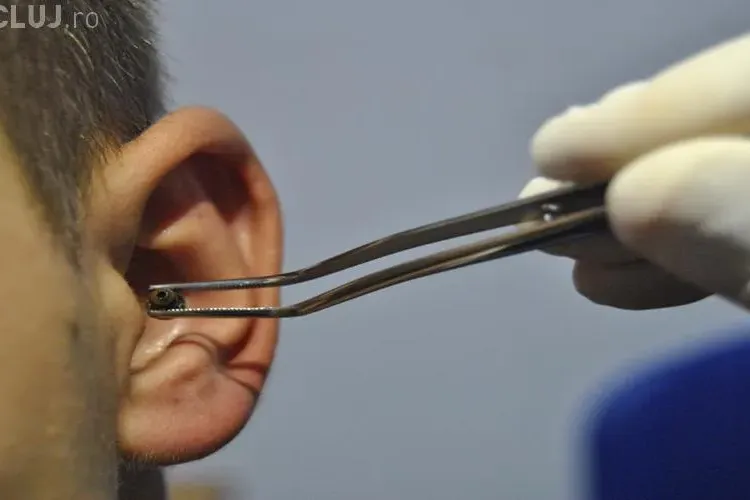 Profesor din Cluj prins când copia la Educație Fizică cu cască 