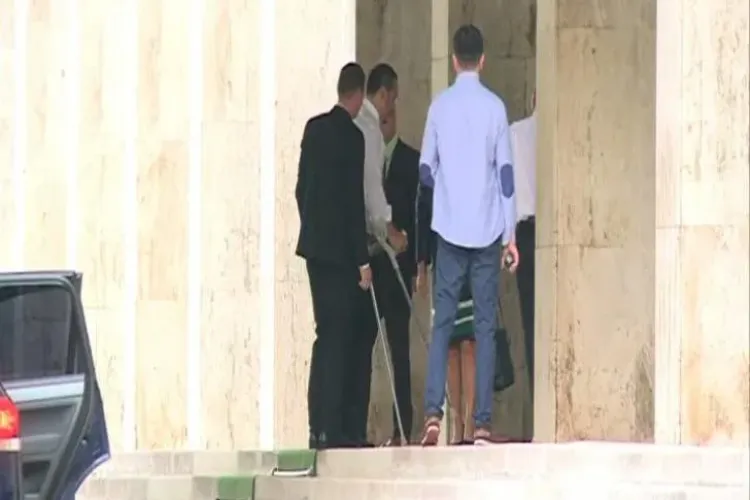 Ponta a revenit în țară. S-a dus la Guvern cu barbă şi în cârje - FOTO