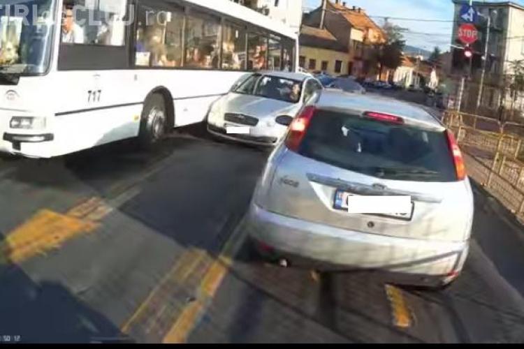 Șofer de autobuz tupeist la Cluj. A acroșat o mașină în curbă și tot el claxonează VIDEO