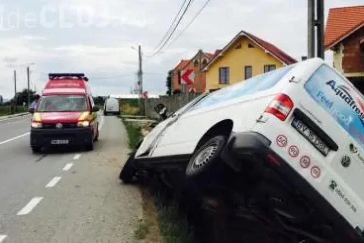 Accident la Cuzdrioadra! Un clujean a adormit la volan și a ajuns direct într-un cap de pod VIDEO