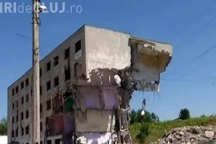 Nu e glumă. Muncitorii români au demolat blocul greșit