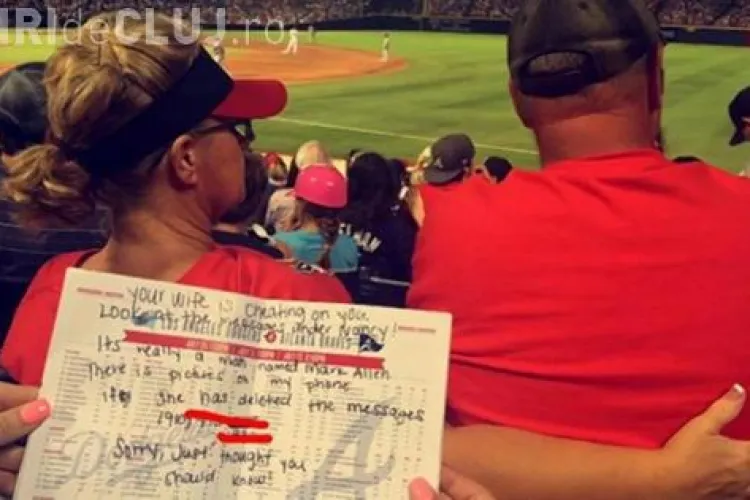 O femeie îi scria amantului mesaje, în timp ce era cu soțul pe stadion. Spectatorii i-au citit mesajele și au UMILIT-O