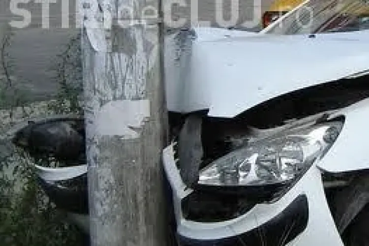 Viteza face victime la Cluj! Un șofer de 61 de ani a ajuns cu mașina în stâlp