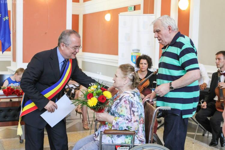 Primarul Emil Boc a premiat cuplurile ajunse la 50 de ani de căsnicie 