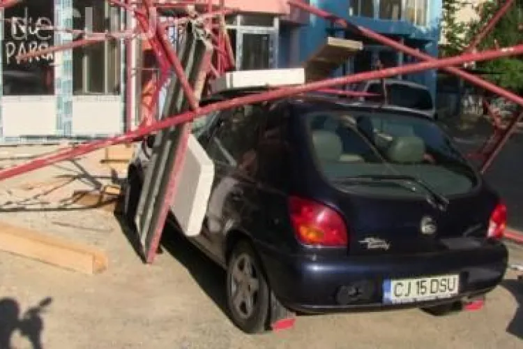 Sperietura vieții pentru o clujeancă. I-a picat o schelă pe mașină, în timp ce se afla la volan VIDEO