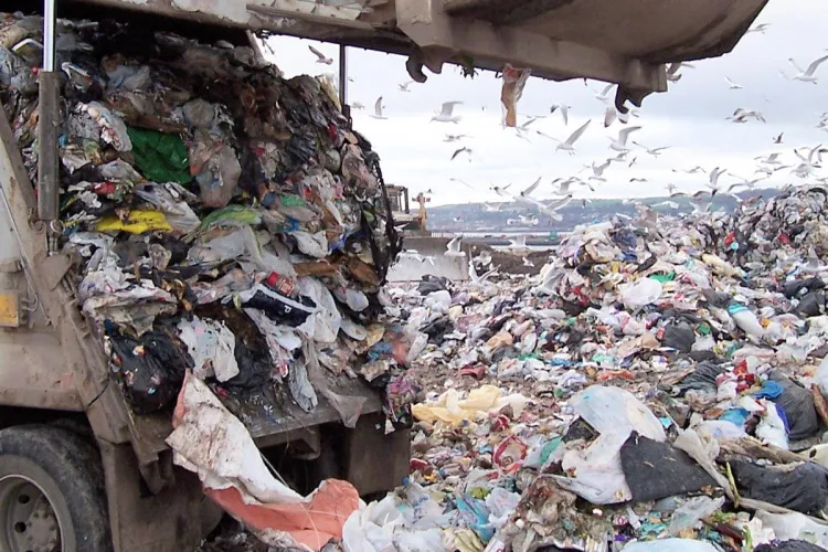 Cluj-Napoca duce deșeurile la Oradea, pentru următoatrele 3 luni. Orădenii au depozit ecologic