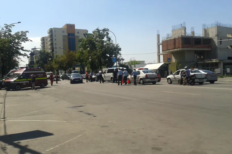 Accident cu două victime în Mănăștur! Un taximetrist neatent a vrut să întoarcă și a intrat direct într-o motocicletă FOTO