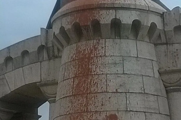 Cât costă curățarea statuii lui Matei Corvin de vopsea, după ce a fost vandalizată