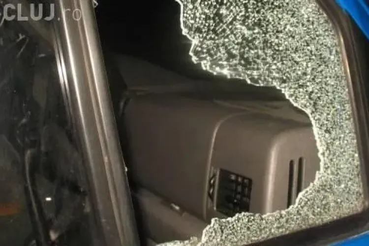 Țiganii din Călățele jefuiesc mașinile în Beliș și nimeni nu le face nimic