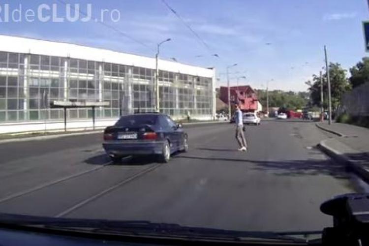 Clujeancă, aproape de a fi lovită de mașină pe trecerea de pietoni: Noroc că era atentă VIDEO