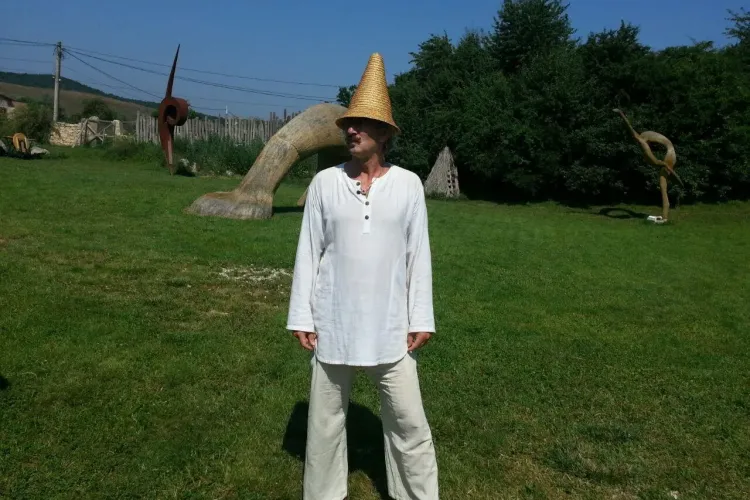 Un artist din Cluj merge pe jos până la Londra, în semn de protest - FOTO