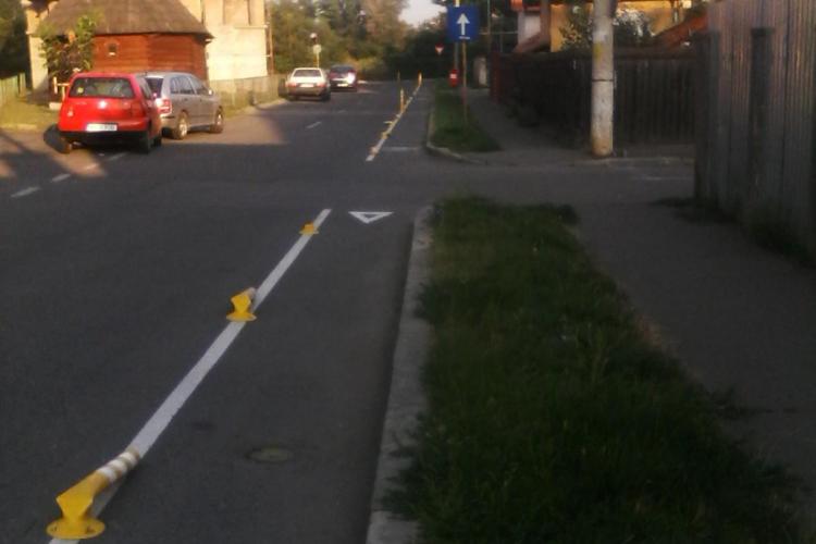 CLUJ - Stâlpii de plastic care delimitează pista de biciclete sunt VANDALIZAȚI - FOTO
