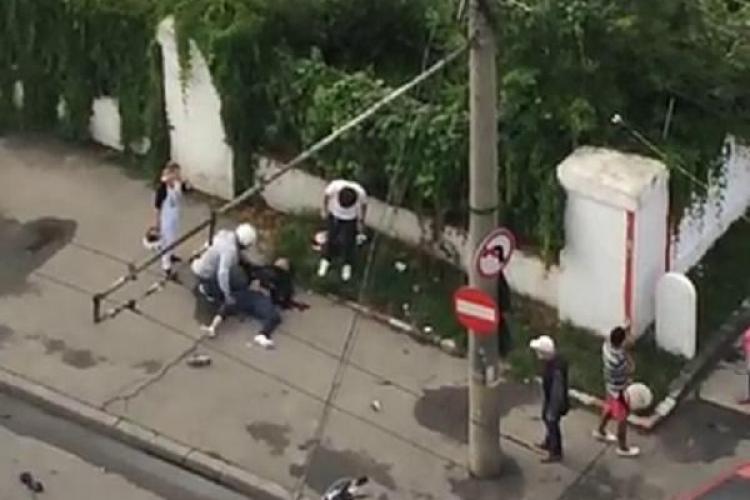 Accident GRAV în Piața Abator! Un motociclist fără permis a fost făcut PRAF de un șofer - VIDEO