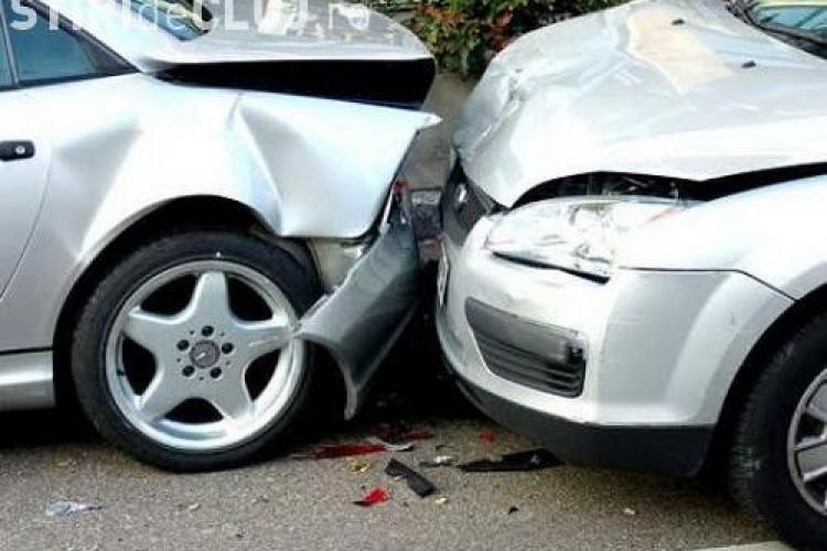Accident grav pe un drum din Cluj. Un șofer INCONȘTIENT a vrut să depășească o coloană de mașini, fără măcar să se asigure