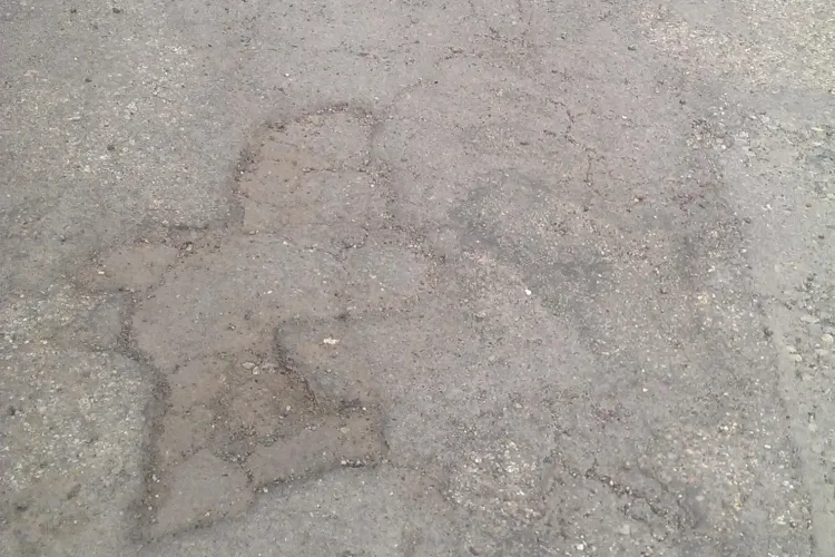 Așa se PLOMBEAZĂ la Cluj. Se pun plombe care sar după 2 ploi. Seplecan REFUZĂ să mai plătească - VIDEO