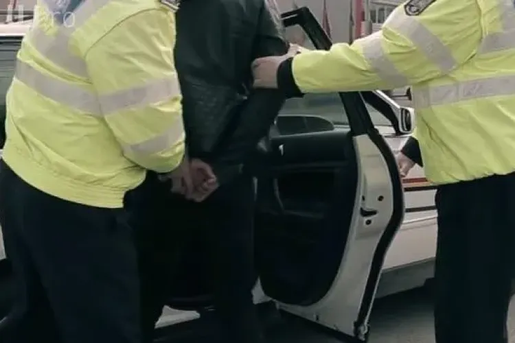 Doi hoți din autoturisme prinși la Cluj de poliție