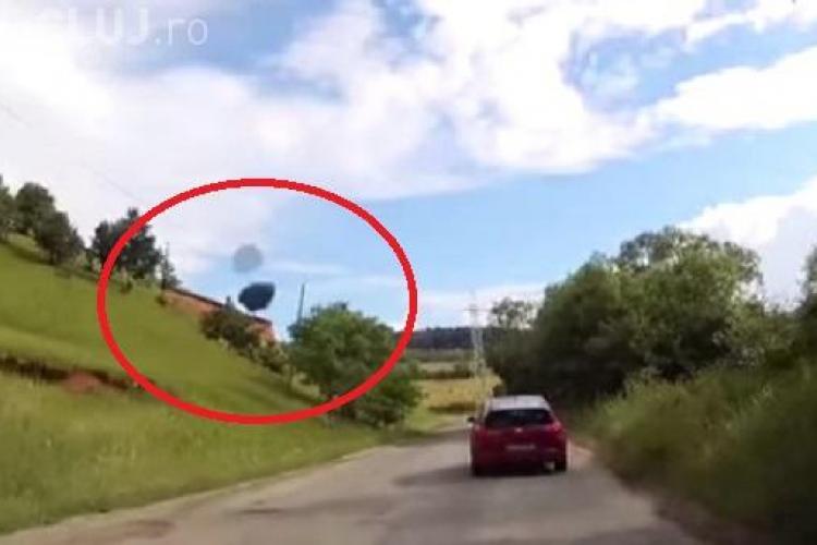 ”Meteorit” pe un drum din Cluj! Șoferul a scăpat fără avarii cu mult noroc - VIDEO