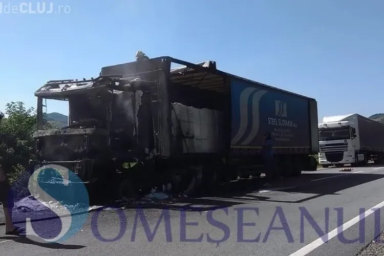 TIR plin cu hârtie a luat foc pe un drum din Cluj. A ars ca o torță VIDEO