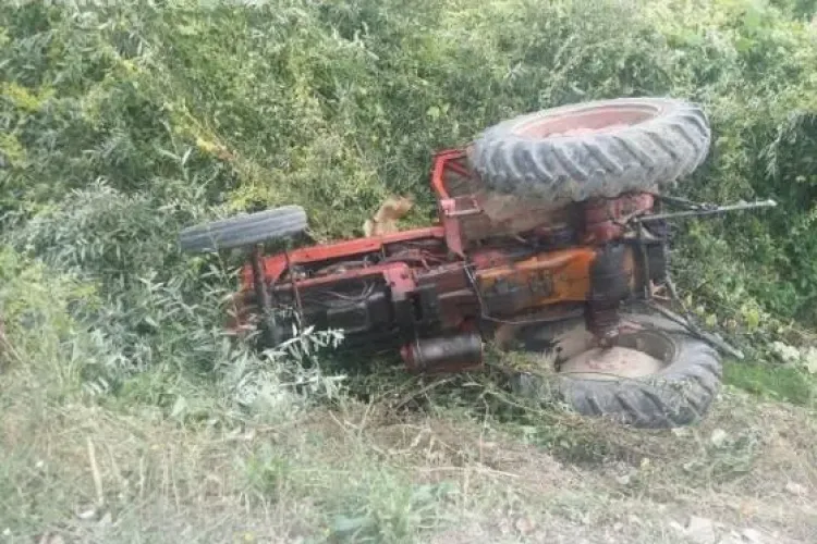 Hoț ghinionist într-o comună clujeană. A furat un tractor, dar s-a răsturnat cu el în vale FOTO