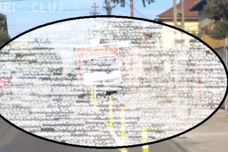 Mașini parcate pe pista de biciclete, pe o stradă din Cluj: A devenit parcare FOTO