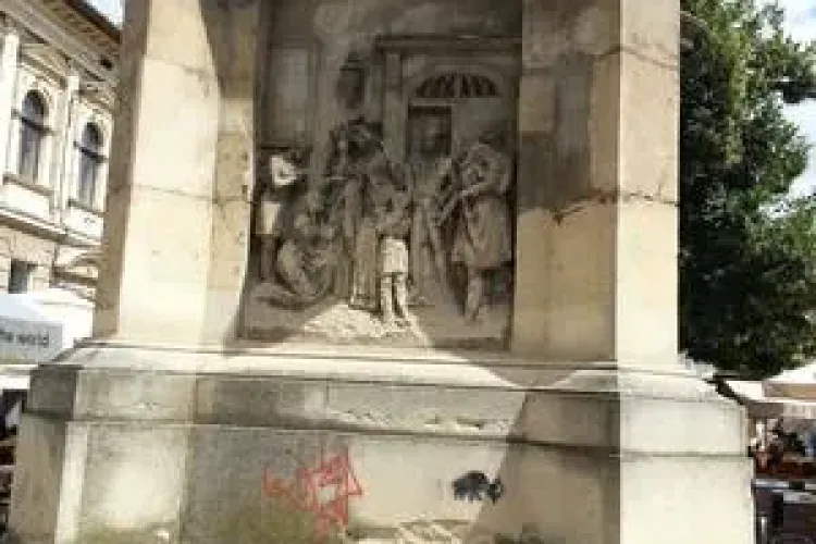 La Cluj a fost vandalizat și Obeliscul Carolina, din Piața Muzeului