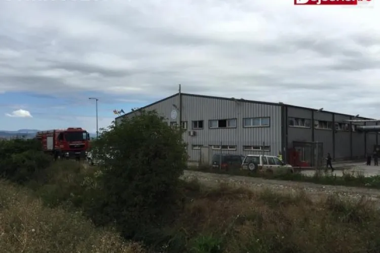Panică la o fabrică din Dej! Muncitorii au fost evacuați de urgență din cauza unui incendiu