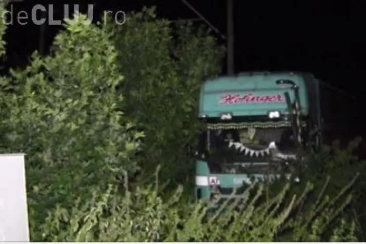 Accident cu un TIR la intrare în Dej. Șoferul a adormit la volan VIDEO