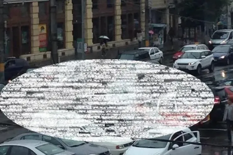 Tupeu MAXIM la Cluj! Și-a lăsat mașina pe banda de autobuz, în centrul orașului FOTO