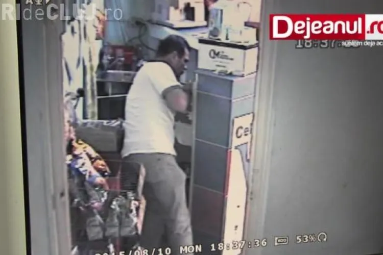 Cum a furat un hoț 1.800 lei dintr-un bar din Dej. A fost surprins de camerele de supraveghere băgând banii la chiloți VIDEO