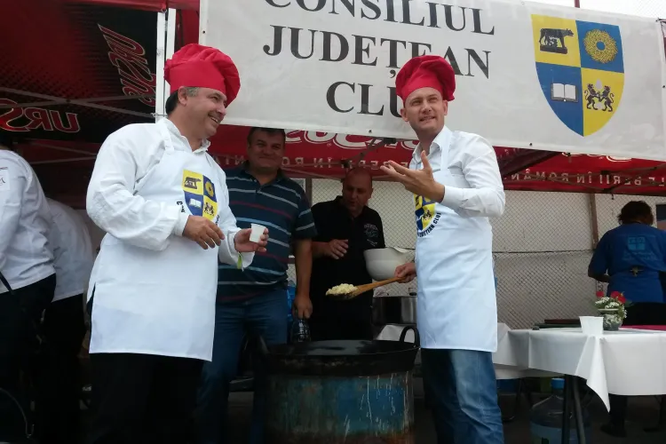 Distracție la Zilele Culturale Maghiare la un concurs de gătit! Șefii CJ Cluj au pregătit Varza a la Cluj - VIDEO