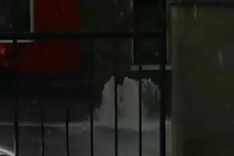 Fântână arteziană pe Calea Turzii. Canalizarea a căzut examenul unei PLOI de VARĂ - VIDEO