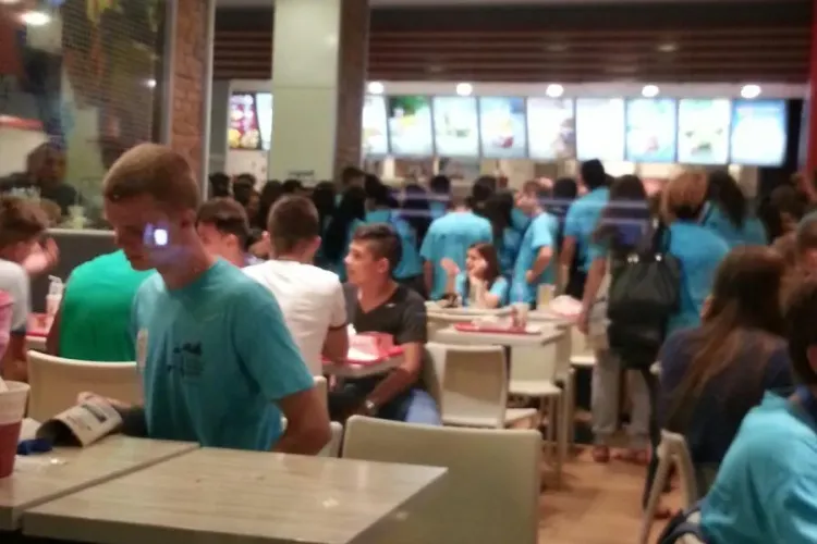 Tinerii au ascultat criticile Patriarhului, după care au dat năvală în KFC. Urmează să rupă cluburile din Cluj - FOTO