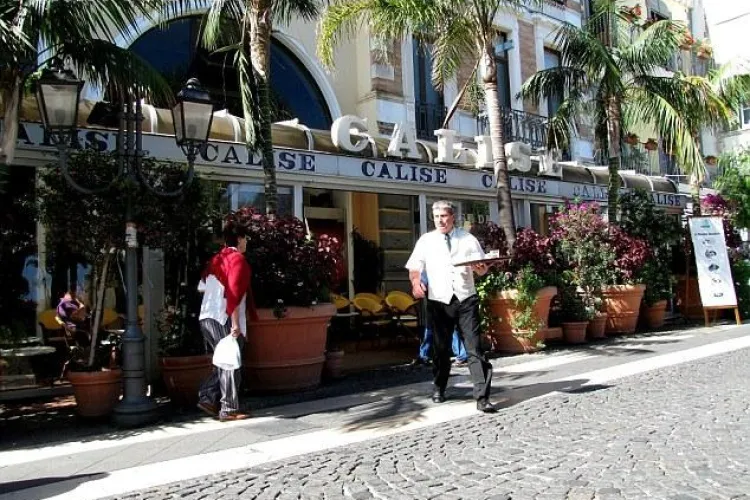 Au comandat 4 cafele, iar bacșișul trecut pe nota de plată a fost de 20 de euro