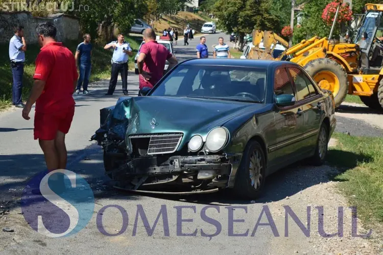 O șoferiță de 19 ani a cauzat un accident la Sic. Un autoturism a ajuns în șanț VIDEO