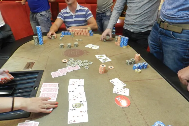 Locotenentul Alexandru, eroul revoltelor ANTI - Băsescu, joacă poker și câștigă bani frumoși