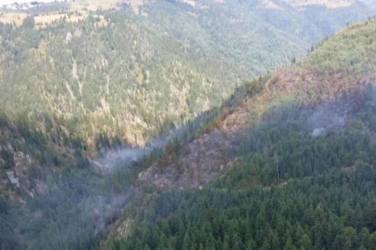 Incendiul de la Maguri Racatau a fost stins și cu ajutorul naturii - VIDEO