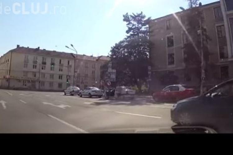Cum se trece pe roșu în centrul Clujului: Pentru că ei ”nu încurcă” pe nimeni VIDEO