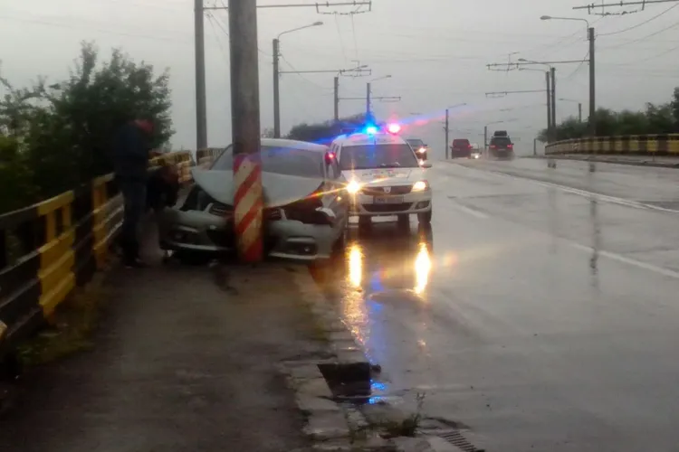 Accident pe podul de la Terapia. Și-a făcut PRAF mașina - FOTO