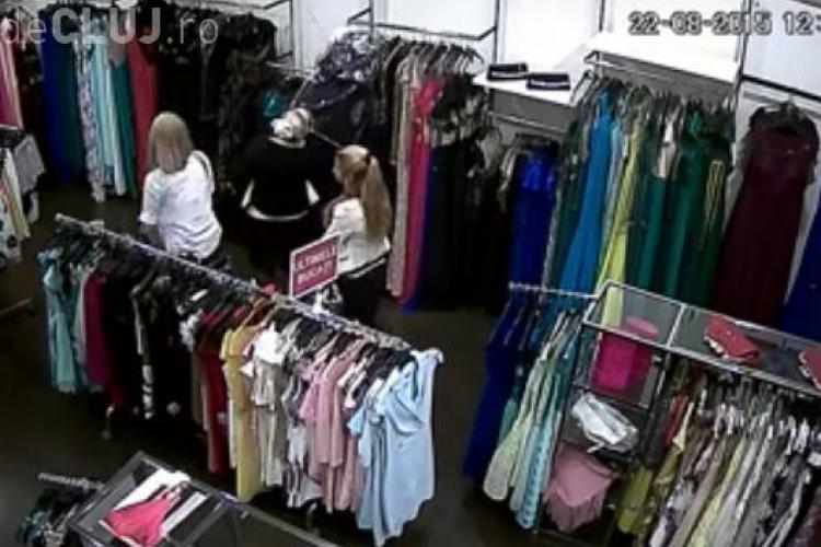 Hoațe surprinse de camerele de supraveghere, în timp ce furau o rochie dintr-un magazin din Polus. Le recunoașteți? VIDEO