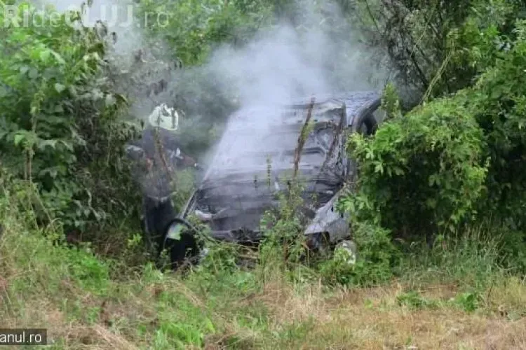Accident cu două victime pe un drum din Cluj. Autoturismul a luat foc după impact VIDEO