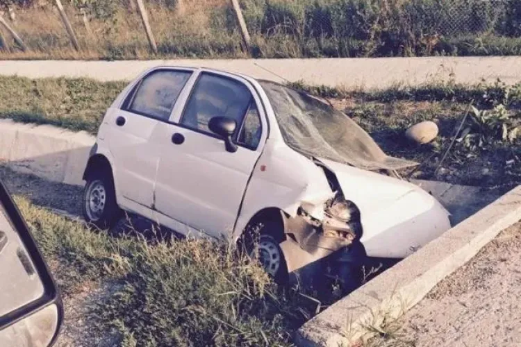 Accident cu două victime la Coplean. Un șofer și-a făcut mașina praf într-un cap de podeț FOTO